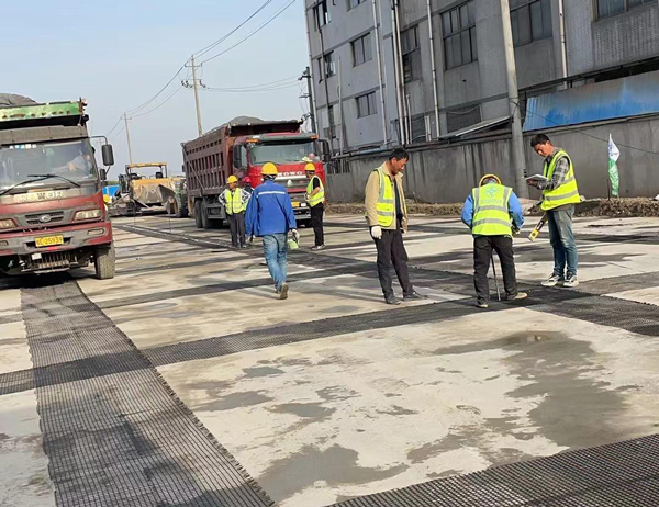 南岸老材料的新故事：玻璃纤维土工格栅如何在‘白改黑’浪潮中重获新生？